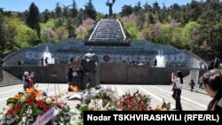 მეორე მსოფლიო ომის ვეტერანები თბილისში ტრადიციულად გამარჯვების პარკში, უცნობი ჯარისკაცის საფლავთან შეიკრიბნენ.