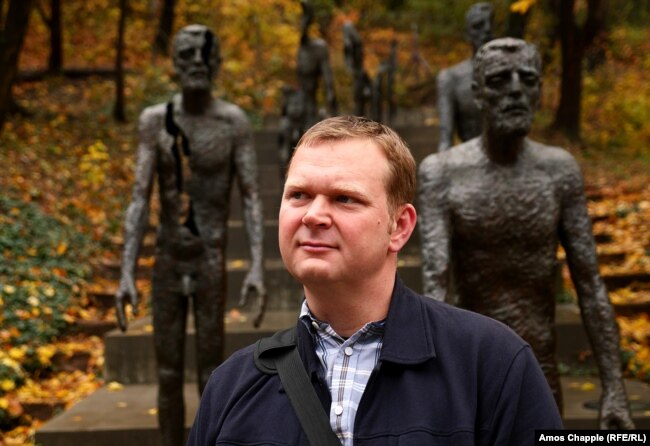 Ð 2009 Ð³Ð¾Ð´Ñ Ð¿Ð¾Ñле неÑколÑкиÑ
поездок Ñ ÑÑкзаками по РоÑÑии СÑепан ЧеÑноÑÑек вмеÑÑе Ñ Ð³ÑÑппой ÑвоиÑ
дÑÑзей-ÑеÑ
ов ÑовеÑÑил Ñо, ÑÑо он Ñам назÑÐ²Ð°ÐµÑ "паломниÑеÑÑвом" в ÑибиÑÑкÑÑ ÐÑкÑикÑ, и наÑел оÑÑаÑки Ñогда малоизвеÑÑного, забÑÑого ÑÑалинÑкого пÑоекÑа ÑÑÑоиÑелÑÑÑва ТÑанÑполÑÑной железнодоÑожной магиÑÑÑали – "ÐоÑоги ÑмеÑÑи", как назÑвали ее. 