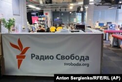 Újságírók munka közben a Szabad Európa moszkvai irodájában 2021. január 27-én