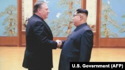 Майк Помпео (л) і Кім Чен Ин (п) уже зустрічалися у Пхеньяні навесні 2018 року, готуючи перший саміт керівників США і Північної Кореї