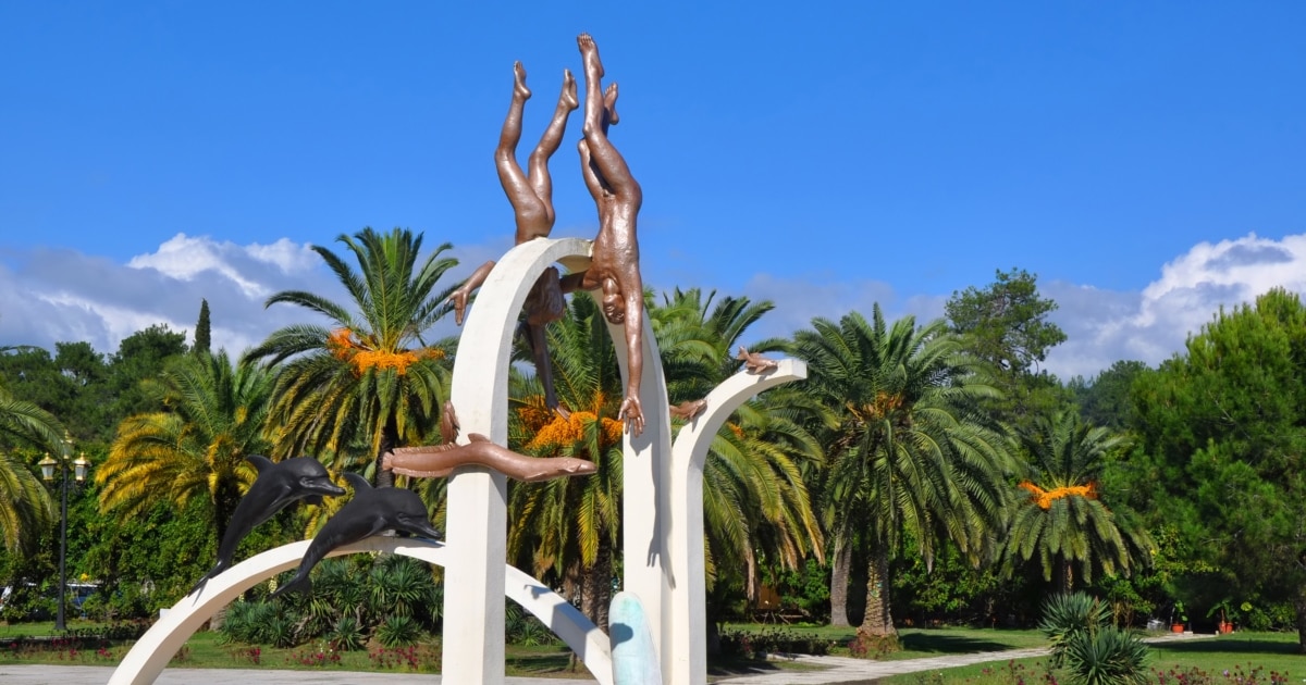 „მყვინთავები“ – ოჩიაურის ძეგლი ისევ ბიჭვინთის კარიბჭეა