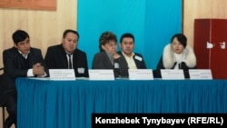 Члены избирательной комиссии наблюдают за голосованием на выборах в мажилис праламента. Алматы, 15 января 2012 года.