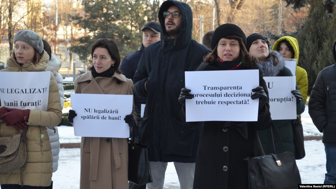 La un protest în fața Parlamentului