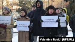 La un protest în fața Parlamentului