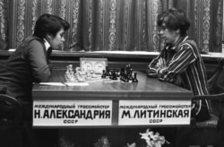 Чемпіонат світу з шахів. У півфінальному поєдинку беруть участь міжнародні гросмейстери Марта Літинська і Нана Александрія, 18 вересня 1987 року