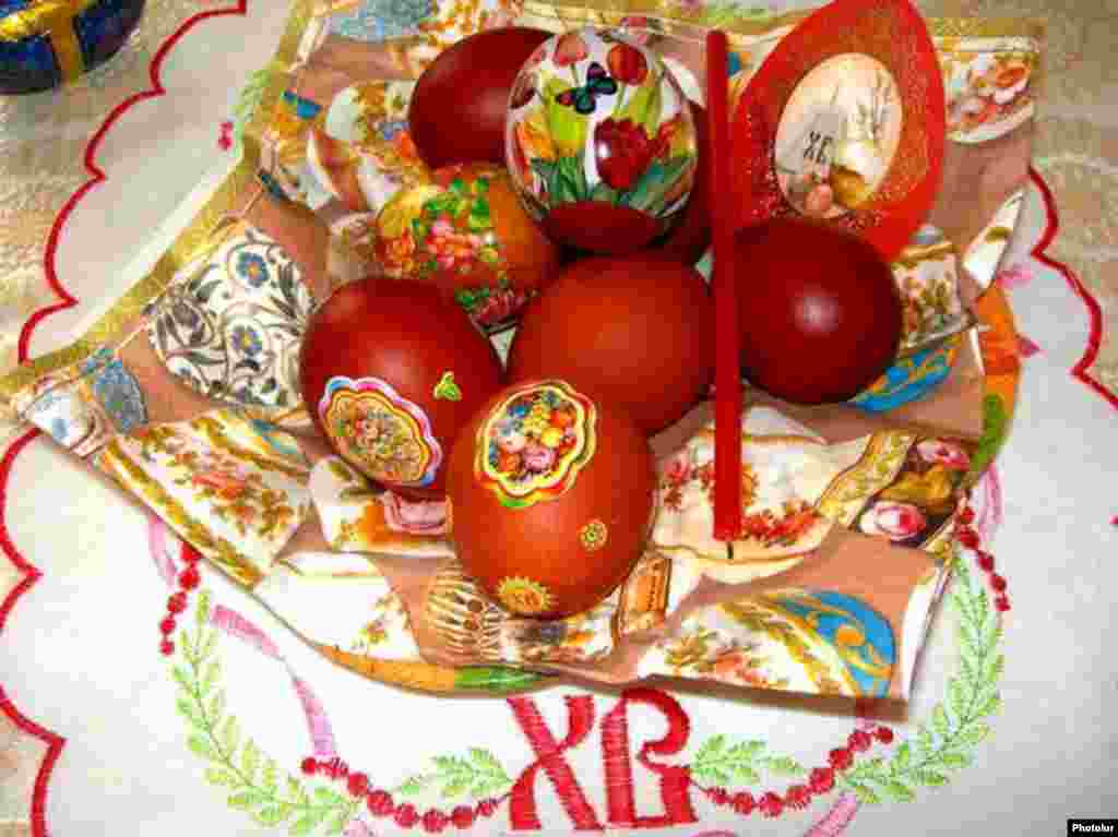 19 prill '09 - Të krishterët ortodoksë në gjithë botën kanë festuar Pashkët, festën që shënon ringjalljen e Krishtit. Në Moskë, presidenti Medvedev dhe kryeministri Putin ndoqën meshën e mesnatës. Grekët ortodoksë, armenët dhe ritet e tjera lindore të krishtera shënuan festën e Pashkëve një javë pas katolikëve dhe protestantëve. Kjo vjen për shkak të kalendarit të ndryshëm që përdorin ortodoksët dhe katolikët.