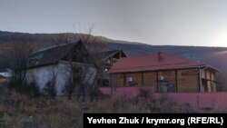 Недавно построенные коттеджи соседствуют с полуразрушенными домами