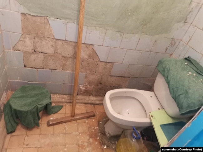 Школьный туалет в поселке Кавказский, Карачаево-Черкессия