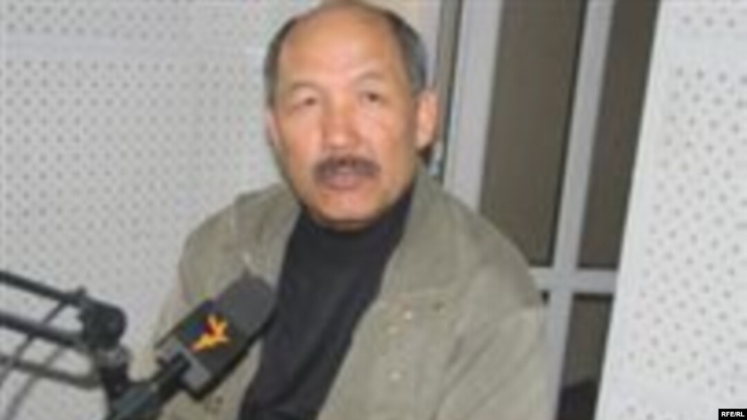 Ишенбай Кадырбеков "Азаттыктын" студиясында. 2006-жыл