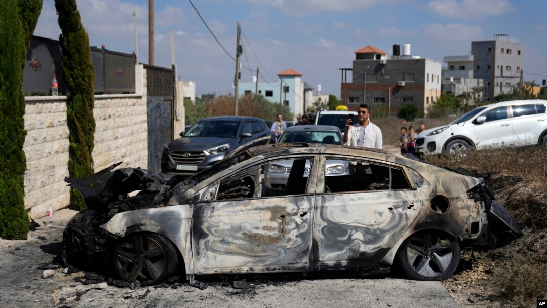 Un autovehicul incendiat de coloniștii israelieni în satul Jit din Cisiordania. 16 august 2024.