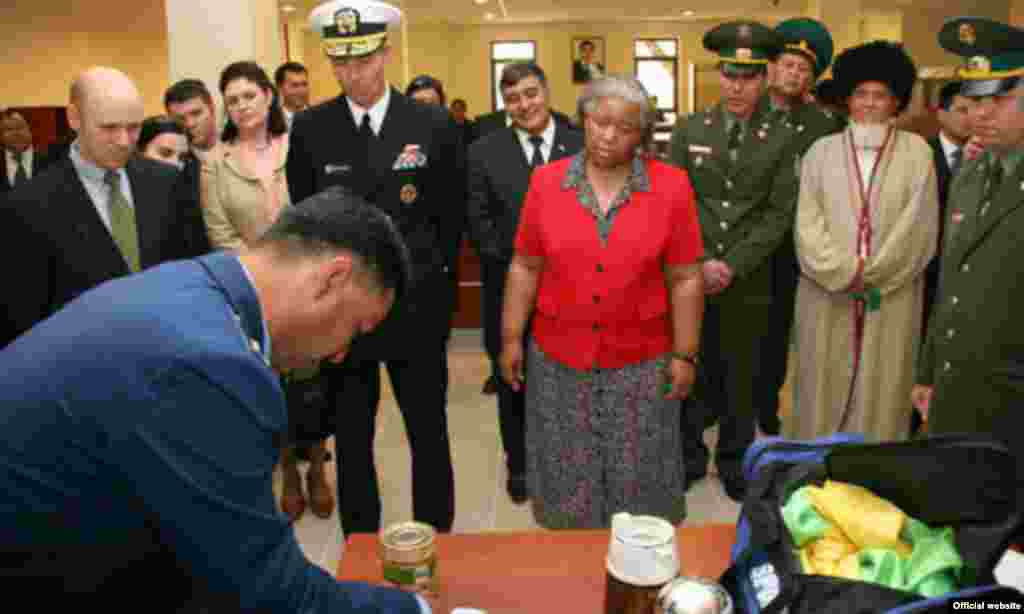 Gümrük gullukçysy häzirki zaman enjamlary bilen enjamlaşdyrylan guralyň şübhe döredýän jisimleri tapmakda başarnyklaryny görkezýär 