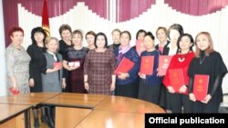 Сыйлык алган мугалимдер. 