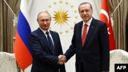 Թուրքիայի նախագահ Ռեջեփ Էրդողանը Անկարայում ողջունում է Ռուսաստանի նախագահ Վլադիմիր Պուտինին, 28-ը սեպտեմբերի, 2017թ․