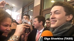 Egor Jukov Moskvadagi sud binosi oldida jurnalistlar bilan suhbatlashmoqda. 