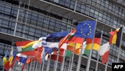 Flamujt e vendeve të BE-së para Parlamentit Evropian...