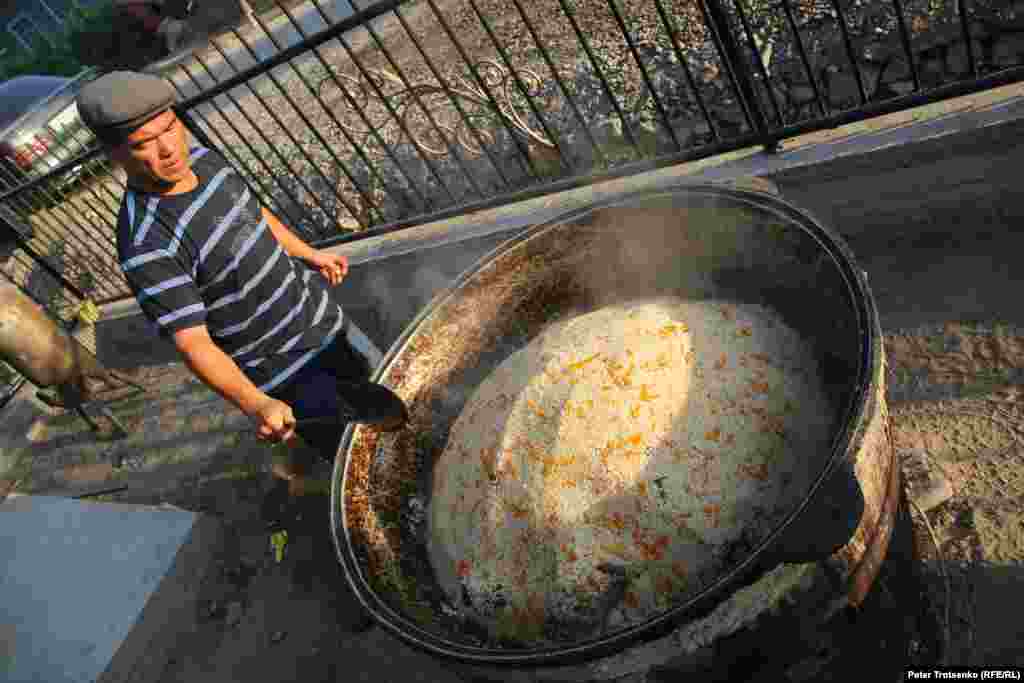 The wedding pilaf is cooked in large kazans (cooking pots) in the street. Dungans say their pilaf has more meat in it than the traditional Uzbek one.