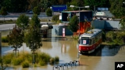 Un tramvai vechi este parcat într-o zonă inundată din apropierea fluviului Dunărea în Bratislava, Slovacia. 18 septembrie 2024.