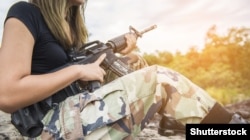 Американська гвинтівка M16 в руках жінки (ілюстраційне фото)