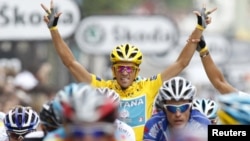 "Астана" велокомандасының мүшесі Альберто Контадор (ортада). Франция, 25 шілде 2010 жыл. (Көрнекі сурет)
