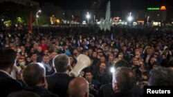 Opozicioni čelnici se obraćaju demonstrantima na glavnom trgu u Podgorici