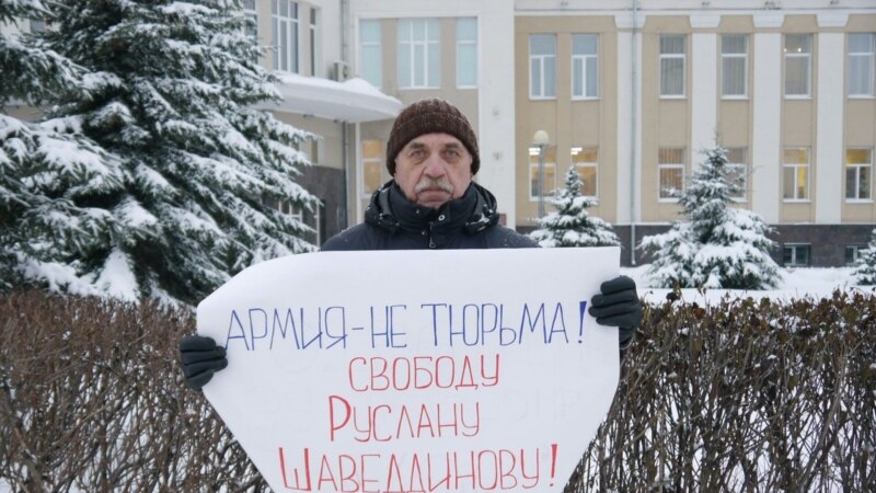 Активисты в Архангельске вышли с одиночными пикетами в поддержку Руслана Шаведдинова