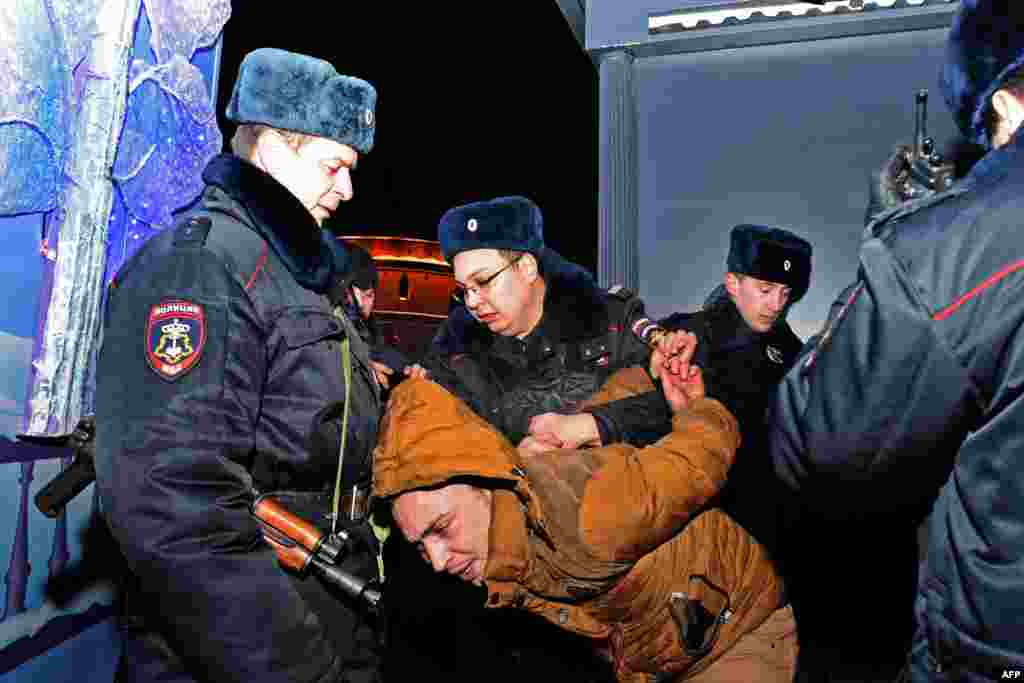 Как пишет фотограф Василий Максимов, сделавший эти снимки, они &quot;были немного поддатыми&quot; и &quot;ругались матом&quot;. Задержанным грозит тюремный срок за сопротивление полиции