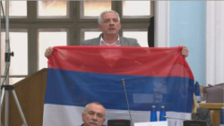 Vučurović pokazuje zastavu trobojku
