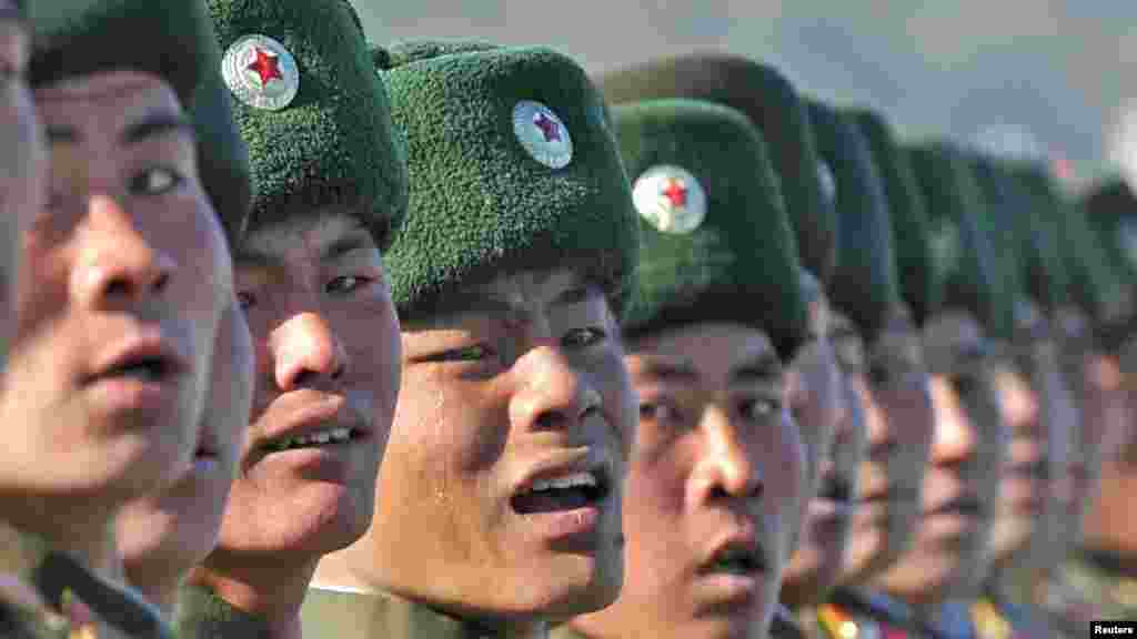 Un soldat nord-korean pl&icirc;ng&icirc;nd &icirc;n timpul marșului la o paradă militară ce a marcat aniversarea nașterii defunctului Kim Jong II, la Pyongyang. (Reuters)