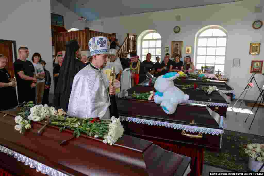 Відспівування п'ятьох членів родини Воронових, які загинули внаслідок ракетного удару Росії по їхньому будинку...Радушне, Дніпропетровська область, 3 серпня 2026 року