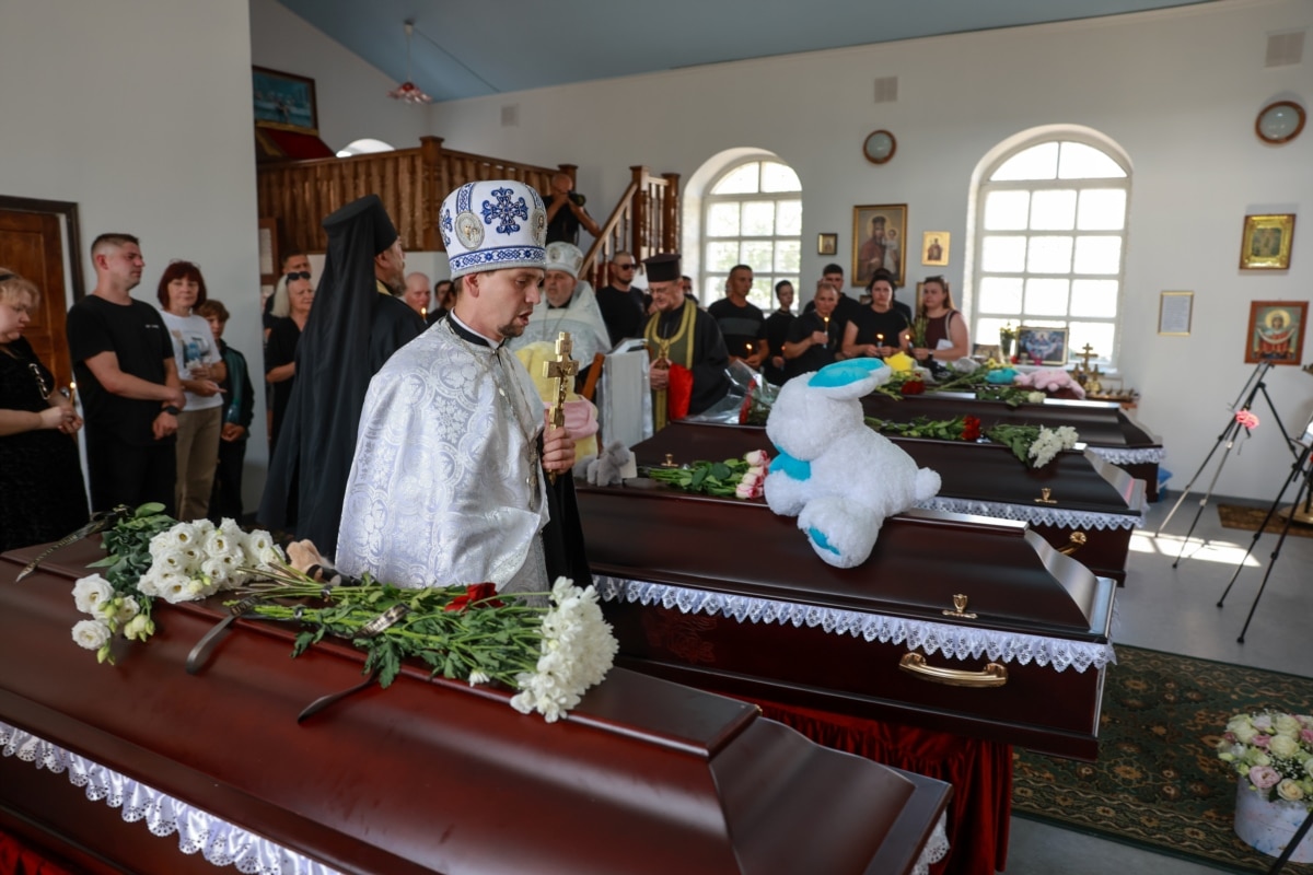 Відспівування п'ятьох членів родини Воронових, які загинули внаслідок ракетного удару Росії по їхньому будинку...<br>Радушне, Дніпропетровська область, 3 серпня 2026 року