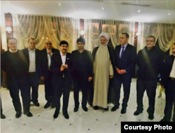 2015 წელს გადაღებულ ამ ფოტოზე "ქართული ოცნების" კოალიციის წევრებთან, ზურა აბაშიძესა და გია ცაგარეიშვილთან ერთად მარჯვნიდან მეორე ირანის მოქმედი პრეზიდენტია - ფოტო გამოქვეყნებულია Handson Institute-ის კვლევაში, რომელიც საქართველოში ირანულ გავლენებს ეძღვნება.