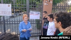 Profesorka Rima Grujić tokom javnog časa ispred kapije gimnazije " koji su na poziv učenika držali suspendovani profesori, 28. maja 2026.