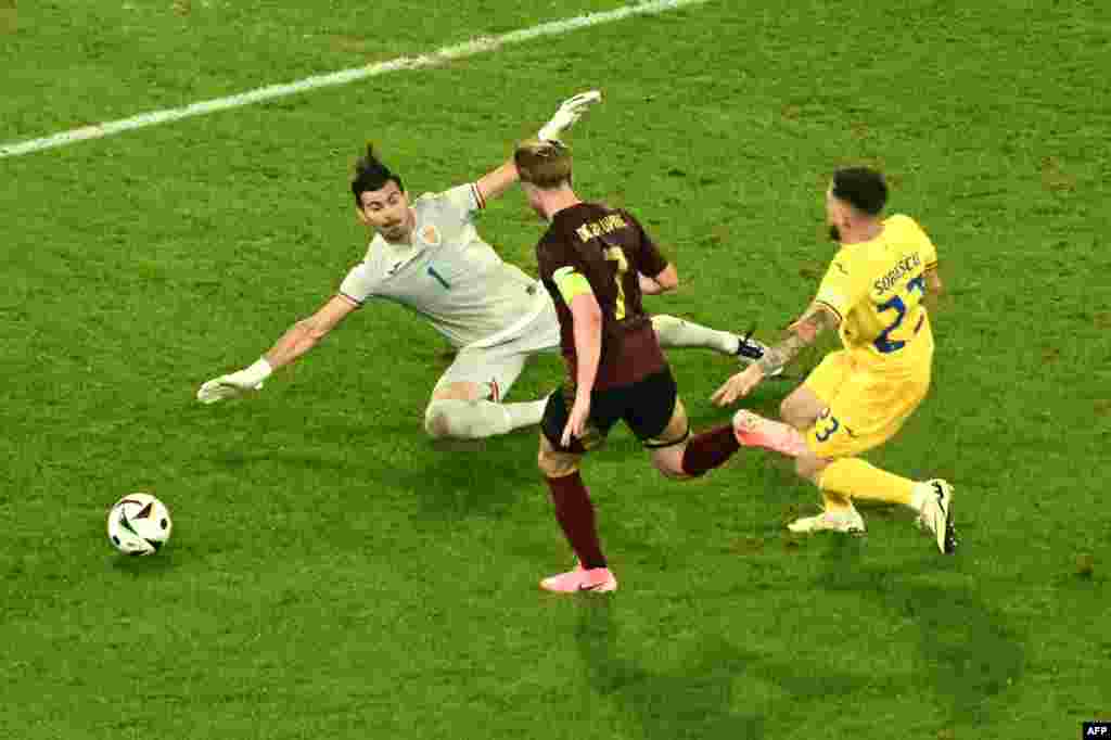 Mijlocașul belgian Kevin De Bruyne șutează către poarta României în meciul pe care echipa sa, Belgia, l-a câștigat împotriva României, cu scorul de 2-0.&nbsp; Celălalt marcator al partidei a fost Youri Tielemans.