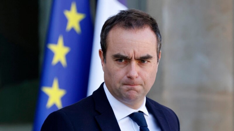 Тағайындалғанына ай толмаған Франция премьері отставкаға кетті