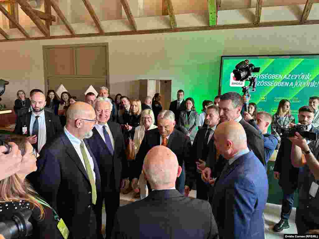 Premierul maghiar Viktor Orbán (în centru, cu cravată portocalie) a participat la congres alături de vicepremierul maghiar Semjén Zsolt (în imagine, în stanga sa).