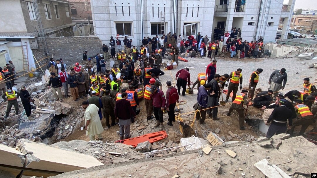 95 de persoane au murit și alte 225 au fost rănite în urma unui atac sinucigaș de la o moschee din Pakistan. 