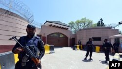 کماندوهای پلیس در خارج از خانه پرویز مشرف