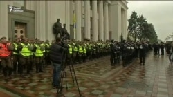 Протестующие в Киеве заблокировали Раду