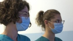 Vullnetarja Rita Çarkaxhiu (majtas) gjatë punës në Klinikën Infektive.