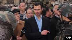 Сирия президенті Башар Асад үкімет әскерлерінің ортасында. Хомс, 27 наурыз 2012 жыл.