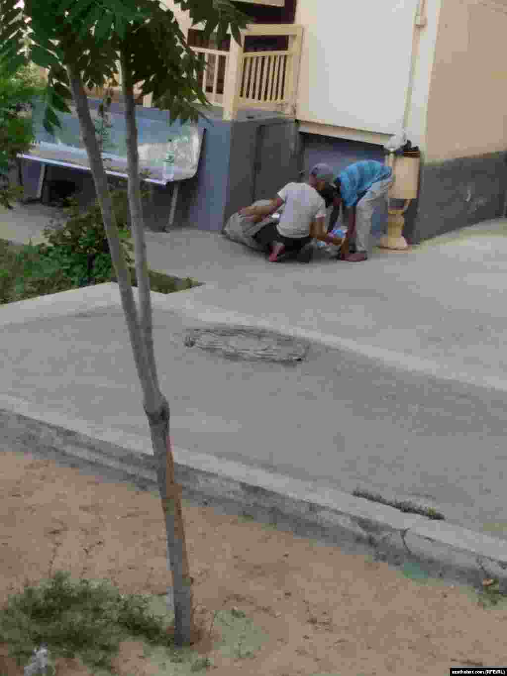 Plastik gaplary çöpleýän çagalar. Aşgabat, 2021.&nbsp;