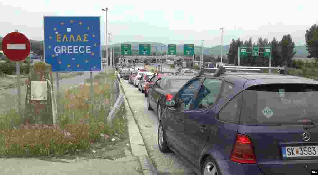 ГРЦИЈА - Грција го продолжи до 31 јули 2020 година привременото ограничување на сите авионски, железнички и копнени поврзувања со Северна Македонија, како и забраната за влез на грчка територија на лица од Северна Македонија, јави МИА од Атина.