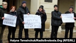 Учасники протесту вимагають від міської ради провести повторні громадські слухання щодо вартості проїзду у маршрутках