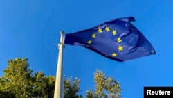 Zastava EU ispred kongresne palate uoči samita Evropske političke zajednice u Granadi, Španija, 4. oktobar 2023. 