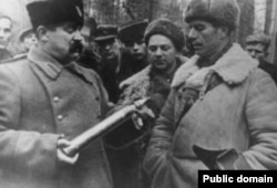 Дмитрий Медведев и его заместитель по разведке А.А. Лукин демонстрирует А.Ф. Федорову трофейный образец нового немецкого снаряда, 1943 год