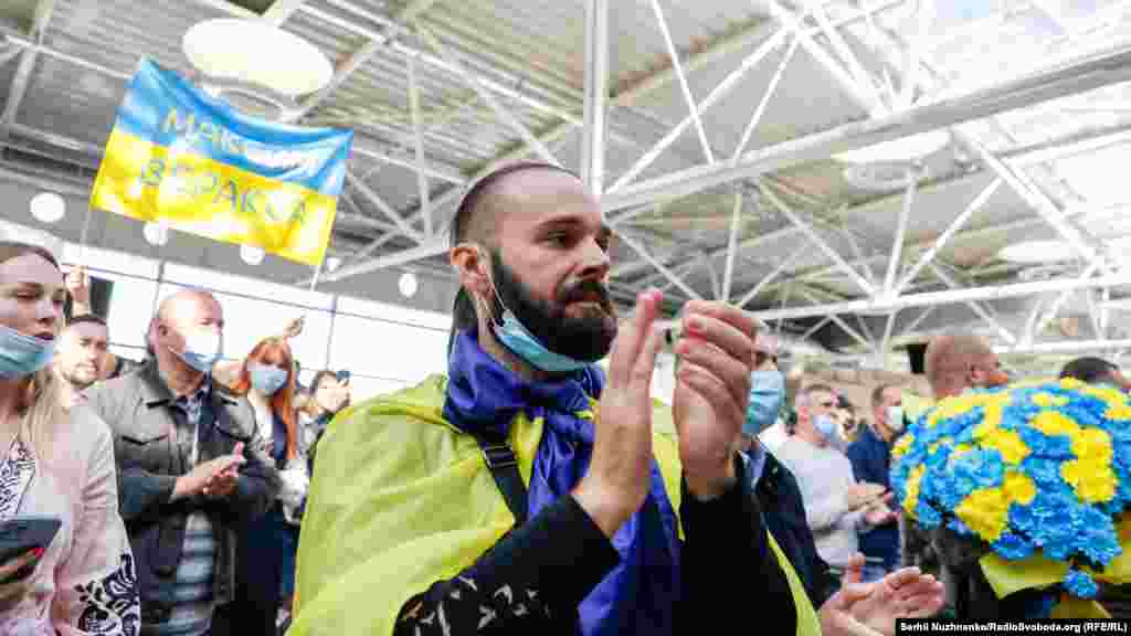 Українських спортсменів зустрічали зі стягами та квітами в національних кольорах