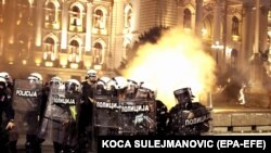 Сблъсък на полиция и протестиращи в Белград