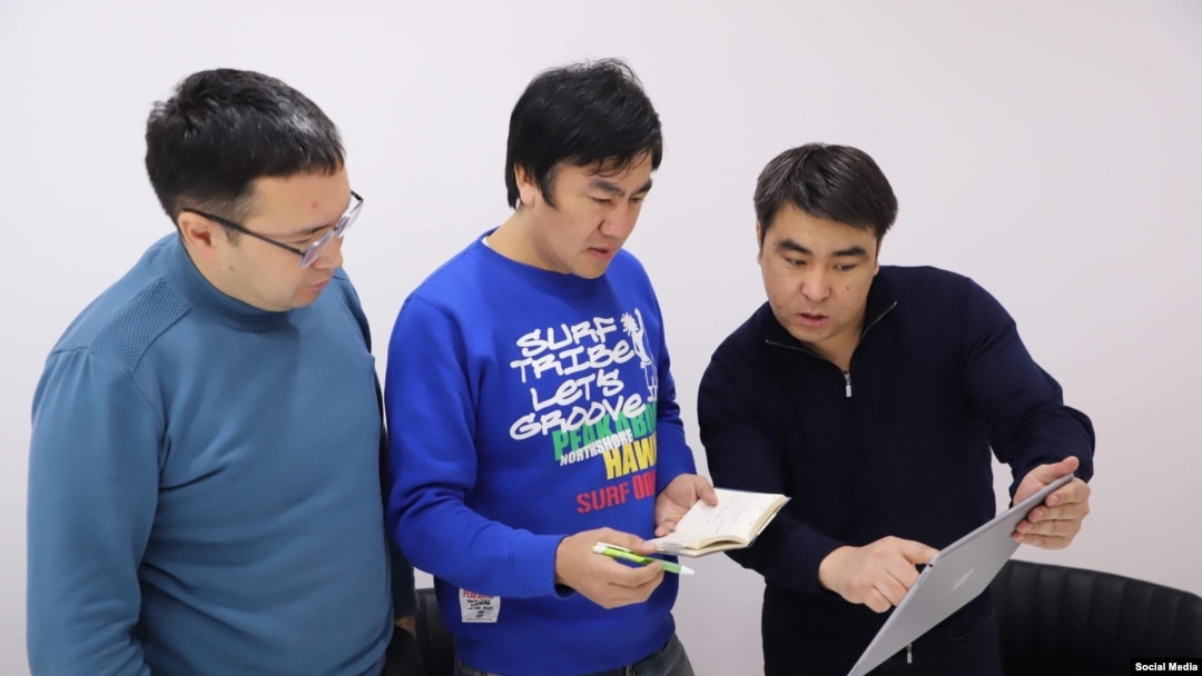 Солдон оңго карай: Элдар Абакиров, Сейтек Качкынбай жана Жанарбек Акаев.