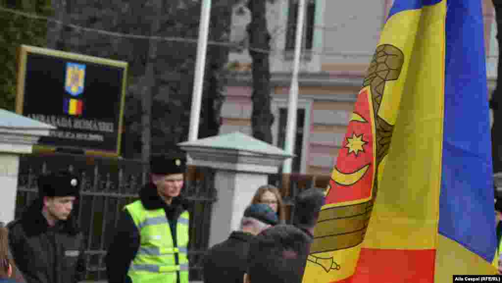 În fața ambasadei României