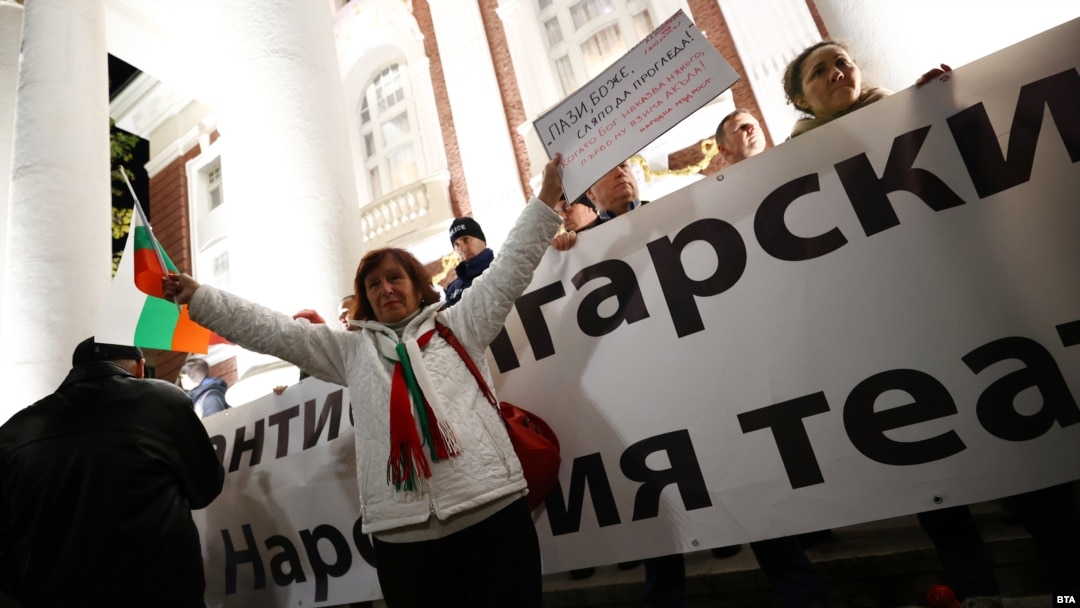 Кадър от протеста пред Народния театър срещу постановката на Джон Малкович, 7 ноември 2024 г. Демонстрантите предизвикаха сблъсъци и атакуваха зрители, дошли да гледат представлението.